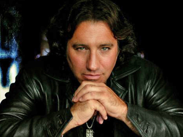 Latin recording artist Gustavo Alarco to appear on Wrigley Stage