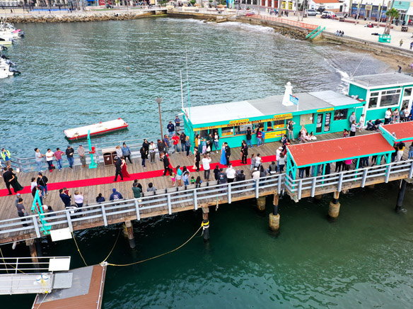 What amenities are on public piers?