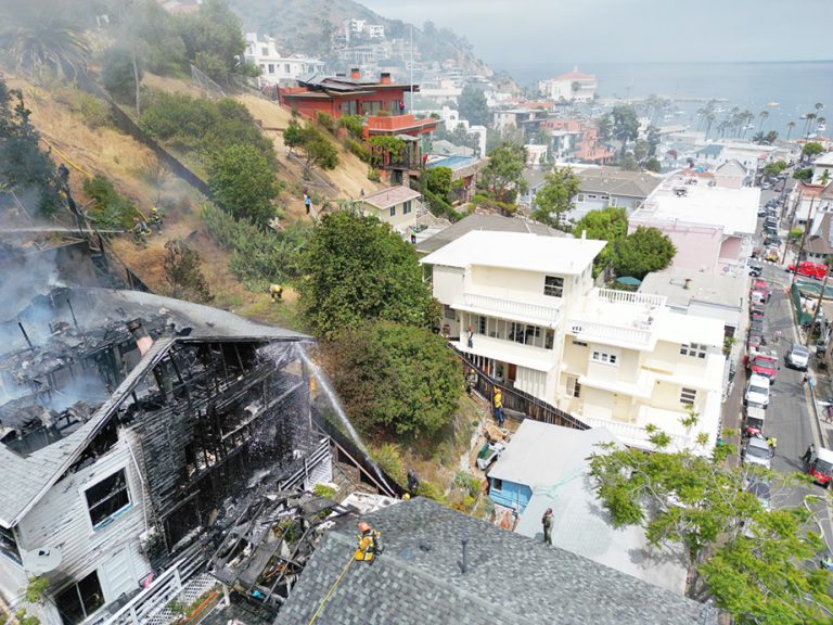 Major structure fire on Metropole